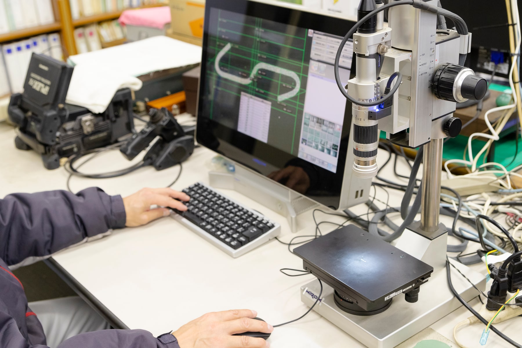 検査機器を使った測定作業